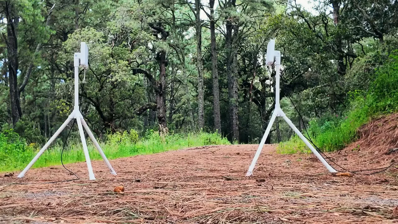 Recorrido junto a las dos antenas enfrentadas, una a cada lado del paso