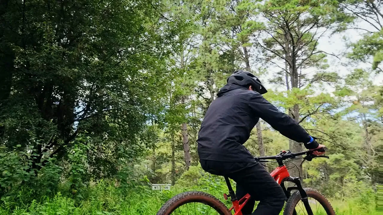 Un ciclista de montaña pasa junto a la antena y se aleja por el camino